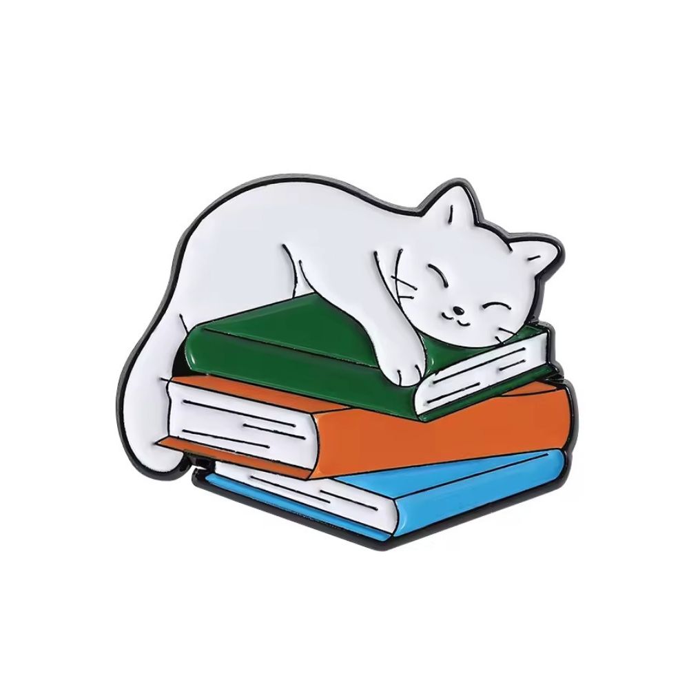 Пін Кіт спить на книжках різнокольоровий